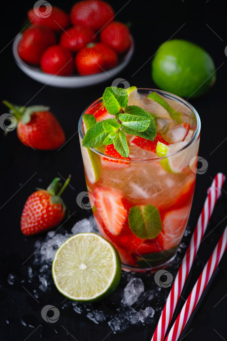 Скачать Клубничный мохито. Освежающий летний напиток с ягодами, лаймом и мятой фотосток Ozero