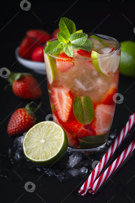 Скачать Клубничный мохито. Освежающий летний напиток с ягодами, лаймом и мятой фотосток Ozero