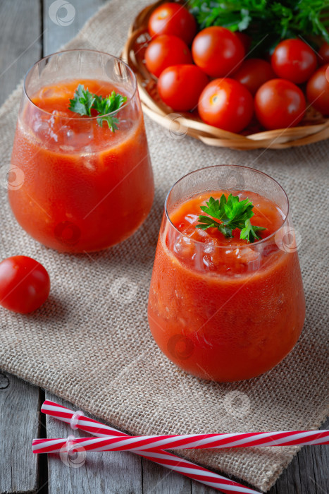 Скачать Свежий томатный сок в стакане. Овощной напиток фотосток Ozero
