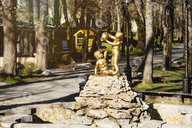 Скачать Фонтан со скульптурой мальчика и девочки в центре Ставрополя - Ставропольский край, Россия - 2 апреля 2023 года фотосток Ozero