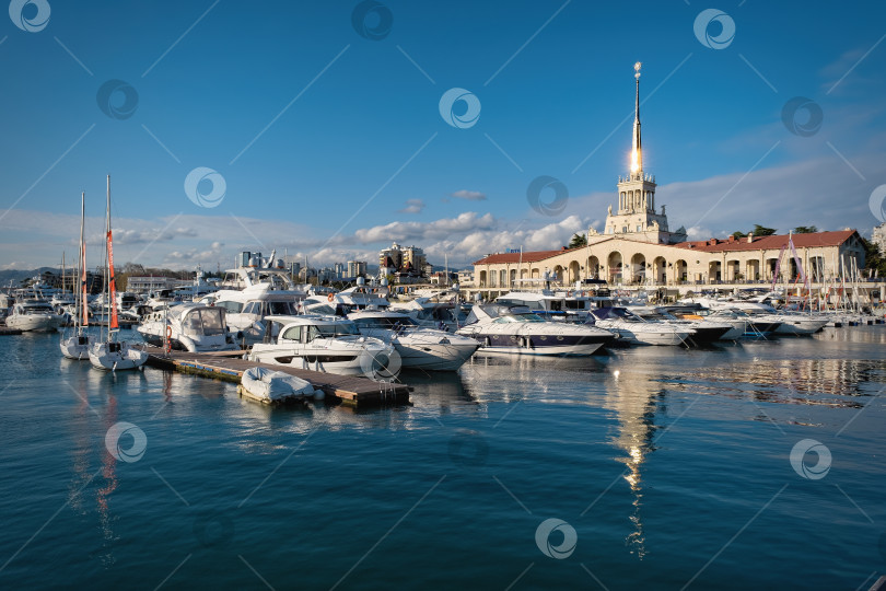 Скачать Россия, Сочи - 13 апреля 2023 года, морской порт, морской вокзал, корабли и яхты у причала фотосток Ozero