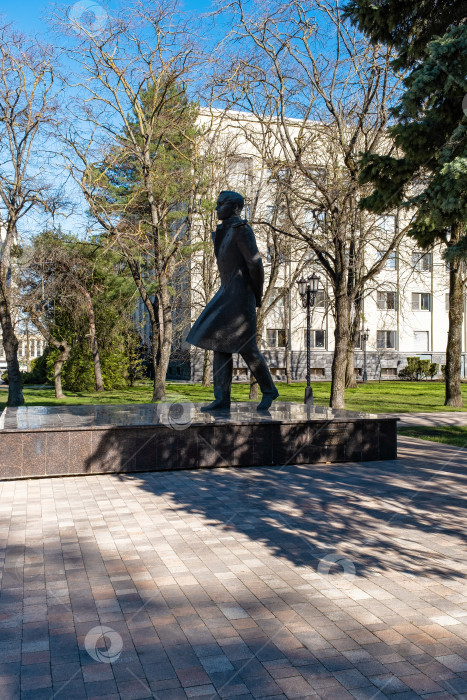 Скачать Ставрополь, Ставропольский край, Россия - 2 апреля 2023 года: Памятник Михаилу Лермонтову фотосток Ozero