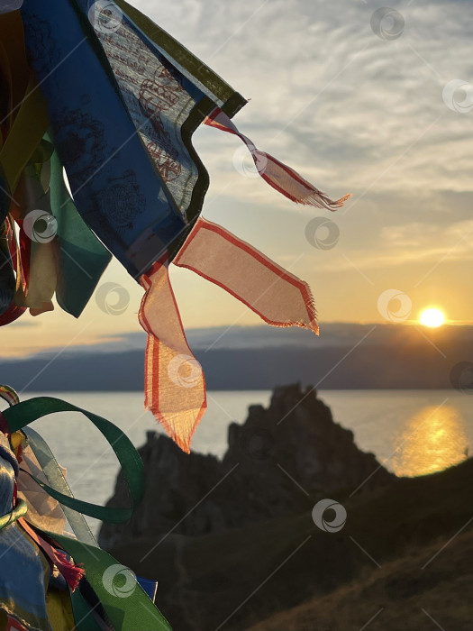 Скачать Ритуальные столбы (серж) на острове Ольхон на закате, озеро Байкал, Россия. фотосток Ozero