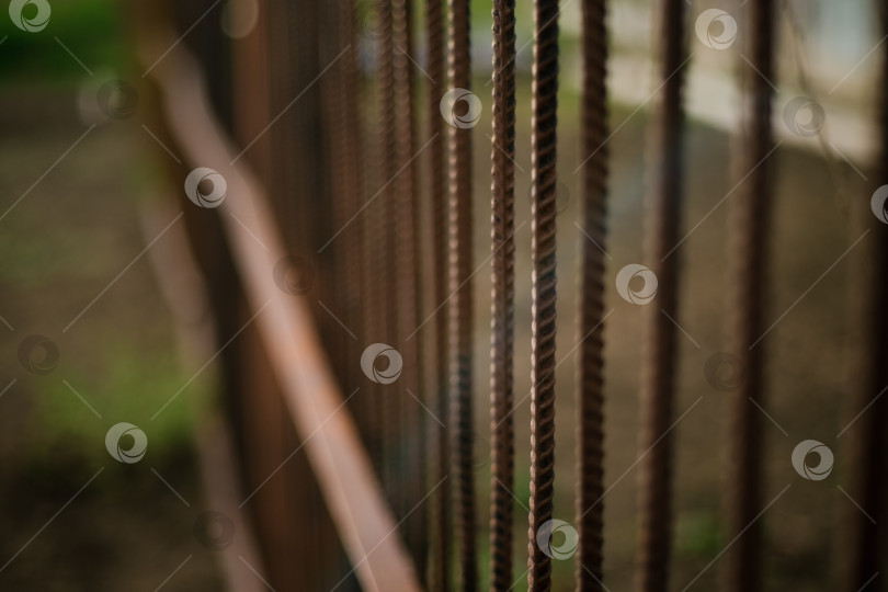 Скачать Ржавые железные прутья, собранные в заборе. Граница между садовыми участками. фотосток Ozero