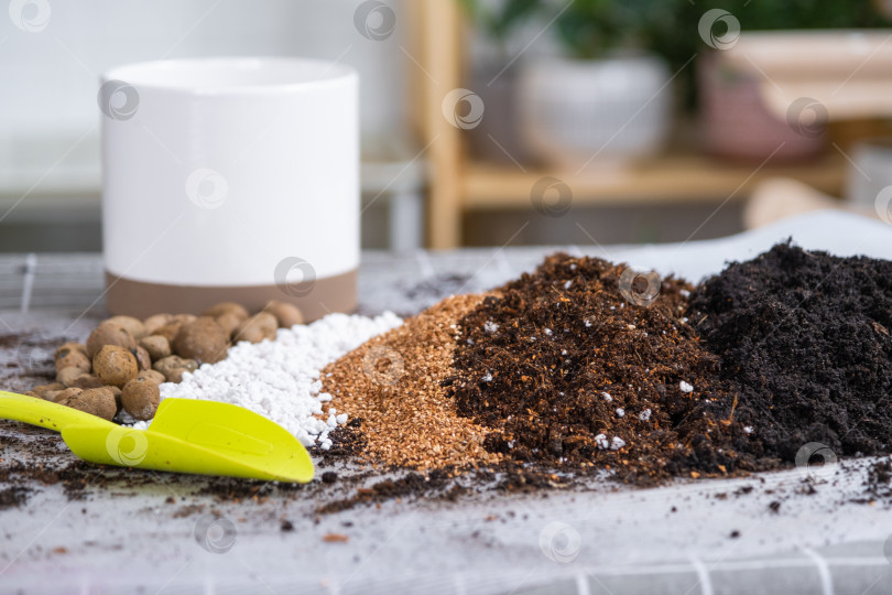 Скачать Ингредиенты для грунта для домашних комнатных растений: торф, земля, песок, перлит, вермикулит, кокосовая стружка. Смесь для посадки растений в горшок. Расположение фотосток Ozero