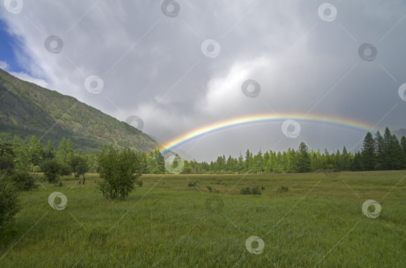 Скачать Радуга в горной долине. фотосток Ozero