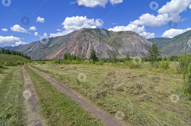 Скачать Проселочная дорога в горной долине. фотосток Ozero