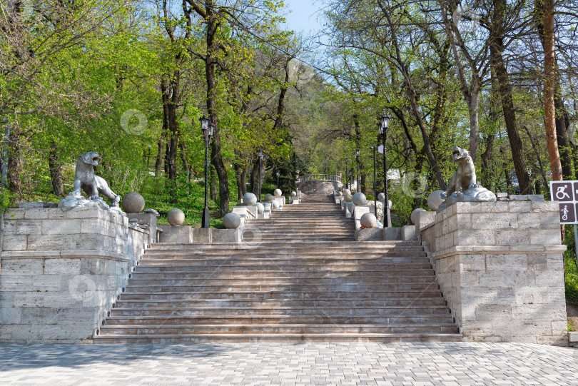 Скачать Лестница в курортный парк города Железноводска, Ставропольский край, Россия - 1 мая 2021 года. фотосток Ozero