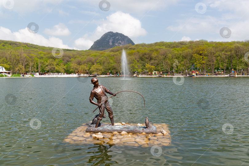 Скачать Статуя рыбака на курортном озере в городе Железноводске, Ставропольский край, Россия - 1 мая 2021 года. фотосток Ozero