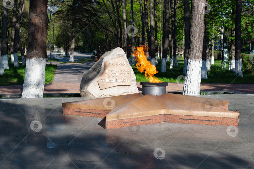 Скачать Вечный огонь. Мемориал погибшим воинам в городе Лермонтов, Ставропольский край, Россия - 2 мая 2021 года фотосток Ozero