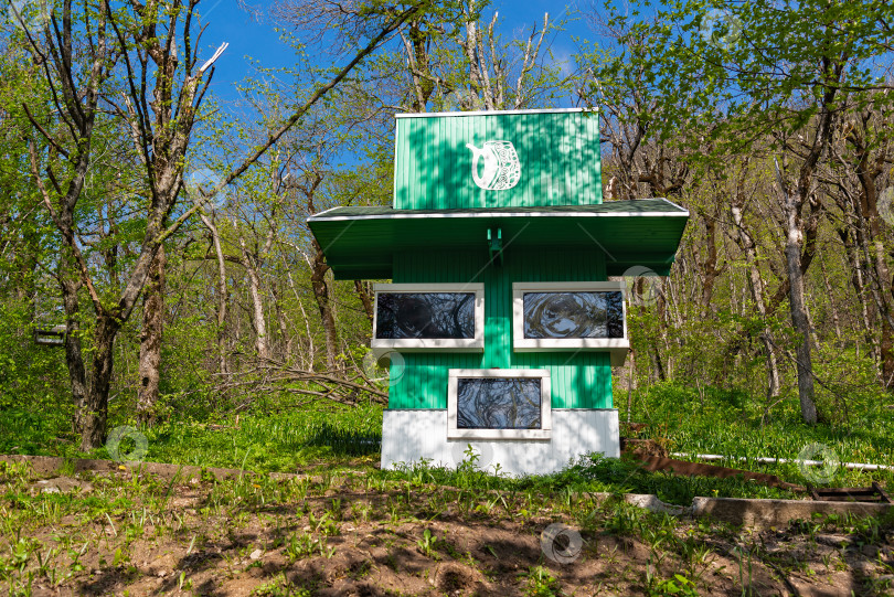 Скачать Веселый домик в курортном парке в Железноводске Ставропольского края, Россия - 1 мая 2021 года. фотосток Ozero