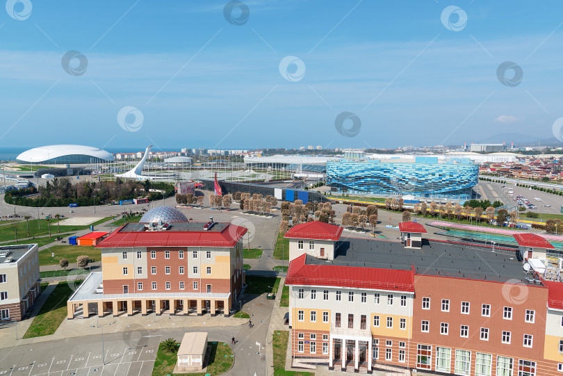Скачать Вид на Олимпийский парк в Адлере,
Сочи, Россия - 26 марта 2020 года фотосток Ozero