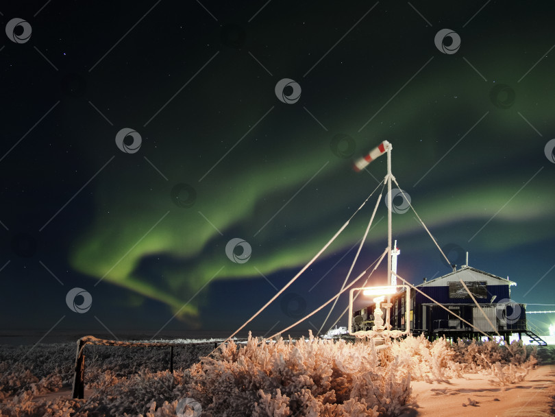 Скачать Северное сияние над рабочей станцией в тундре фотосток Ozero