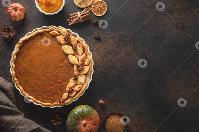 Скачать Домашний вкусный тыквенный пирог с ингредиентами на День благодарения. фотосток Ozero