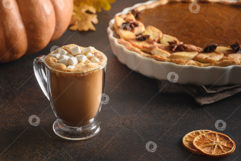 Скачать Согревающий кофе и домашний тыквенный пирог для уютного осеннего дня. фотосток Ozero