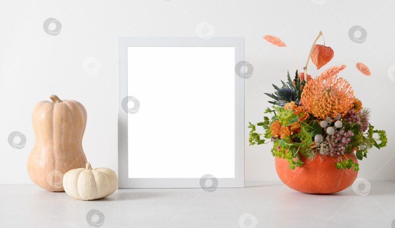 Скачать Осенний макет с букетом цветов в тыкве, элементами декора и белой рамкой. фотосток Ozero
