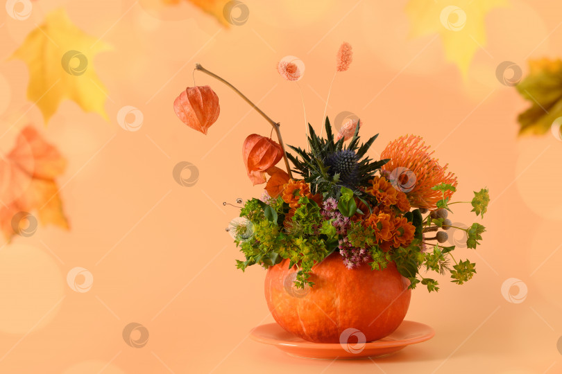 Скачать Осенний букет из разных оранжевых и желтых цветов в тыкве на День благодарения. фотосток Ozero