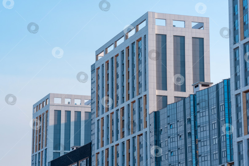 Скачать городской пейзаж, городской фон, группа фасадов современных высотных зданий на фоне неба фотосток Ozero
