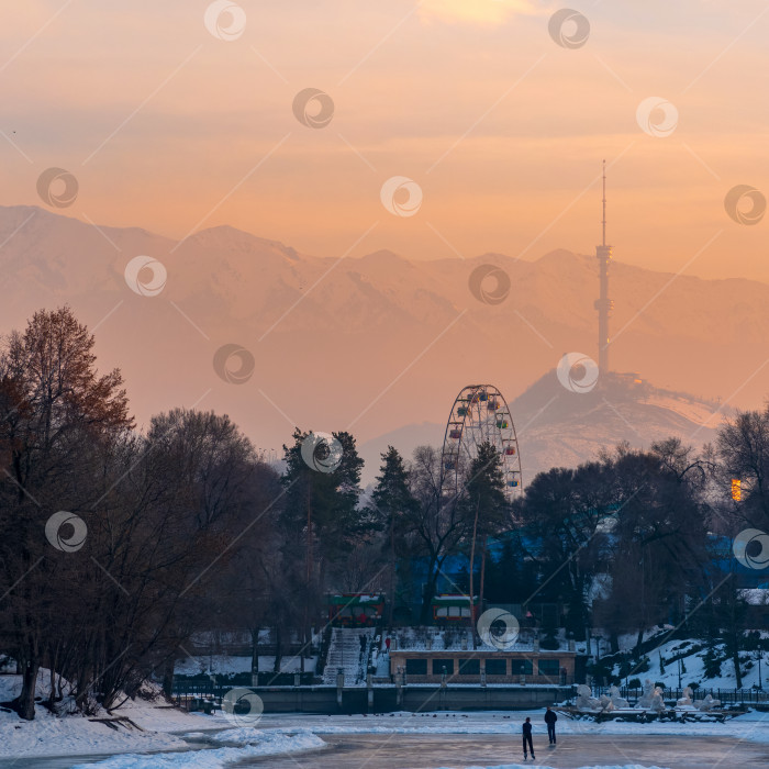 Скачать зимний вид на закат из городского парка на гору Коктобе с телебашней в Алматы, Казахстан фотосток Ozero