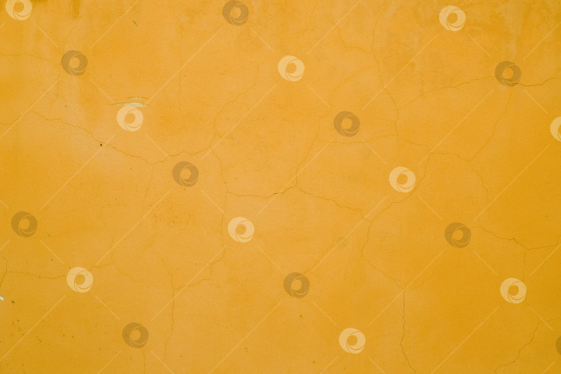 Скачать Стена оранжевая. Небольшие трещины на поверхности. Текстура и фон. Старая стена. фотосток Ozero