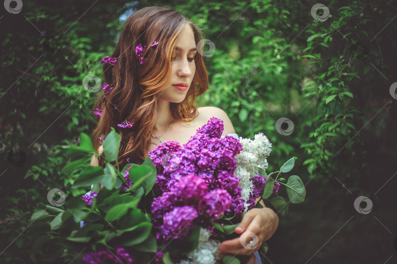 Девушка с цветами в руках - фото онлайн на биржевые-записки.рф