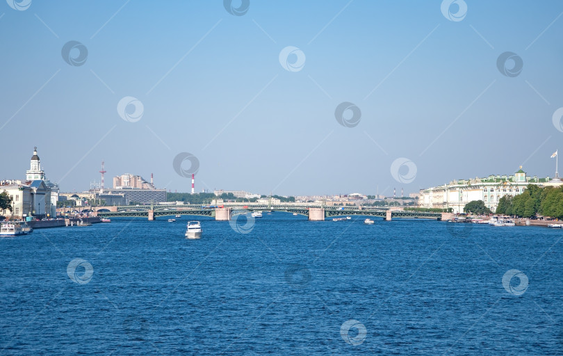 Скачать Санкт-Петербург, Россия - Дворцовый мост через Неву. фотосток Ozero