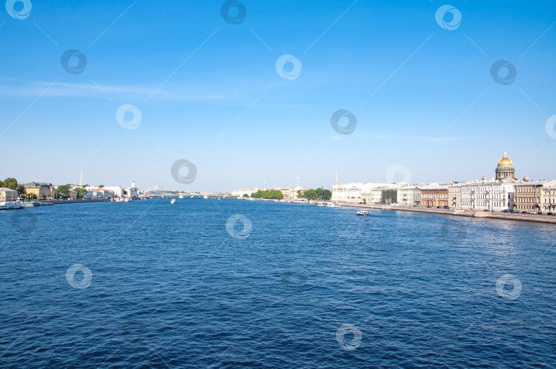 Скачать Санкт-Петербург, Россия - Дворцовый мост через Неву. фотосток Ozero