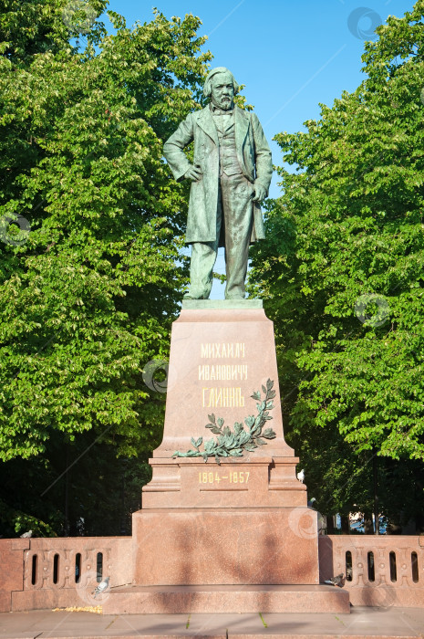 Скачать Памятник композитору Глинке в Санкт-Петербурге. фотосток Ozero