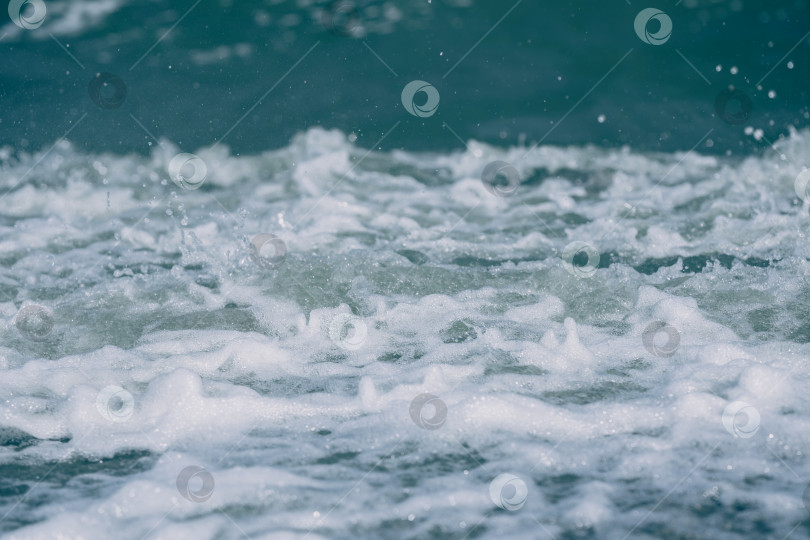Скачать Голубая волна с белой пеной крупным планом. Текстура реки, моря или океана фотосток Ozero