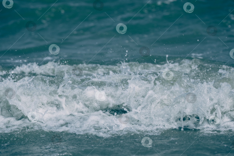 Скачать Голубая волна с белой пеной крупным планом. Текстура реки, моря или океана фотосток Ozero