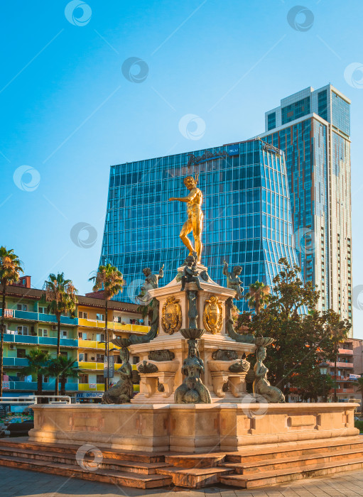 Скачать Батуми, Грузия - 10 июля 2019 года. Статуя Нептуна на Театральной площади. фотосток Ozero