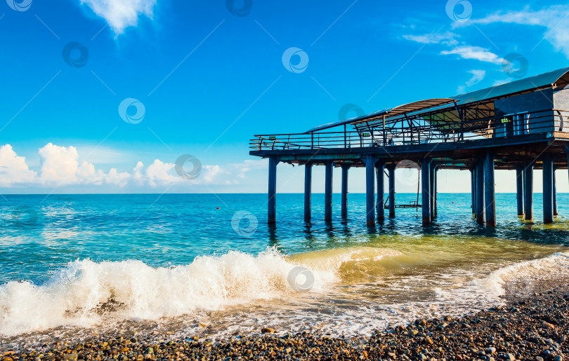Скачать Чудесное утро на морском пляже под голубым небом и белыми облаками. фотосток Ozero
