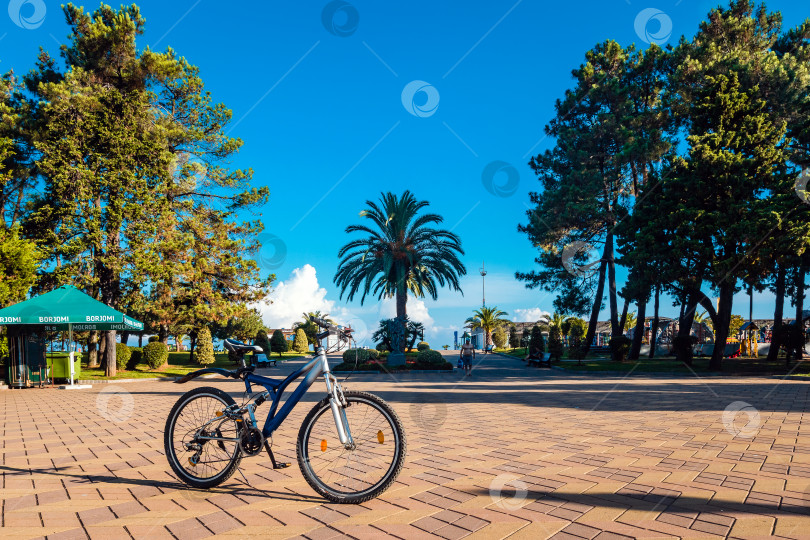 Скачать Батуми, Грузия - 10 июля 2019 года. Одинокий велосипед на Старом бульваре фотосток Ozero