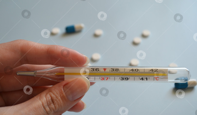 Скачать ртутный термометр в руке на синем фоне, таблетки и капсулы, лекарства, день медицинского работника, медицинская помощь, баннер для больницы фотосток Ozero