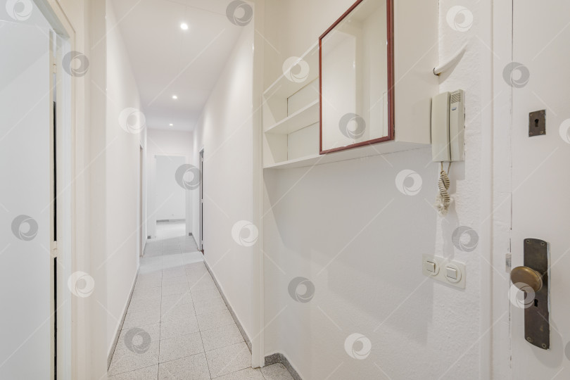 Скачать Белый пустой коридор с дверями и плиткой на полу в старой квартире. фотосток Ozero