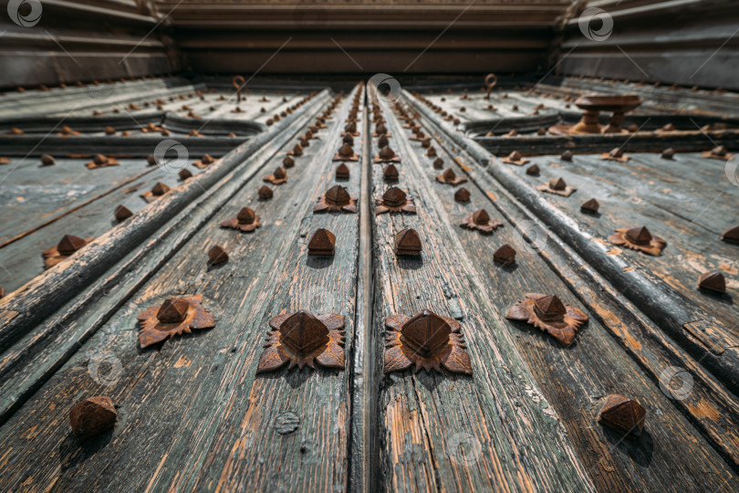Скачать Железные детали северной двери входа в кафедральный собор Жироны, Испания. Вид снизу с выборочной фокусировкой. фотосток Ozero
