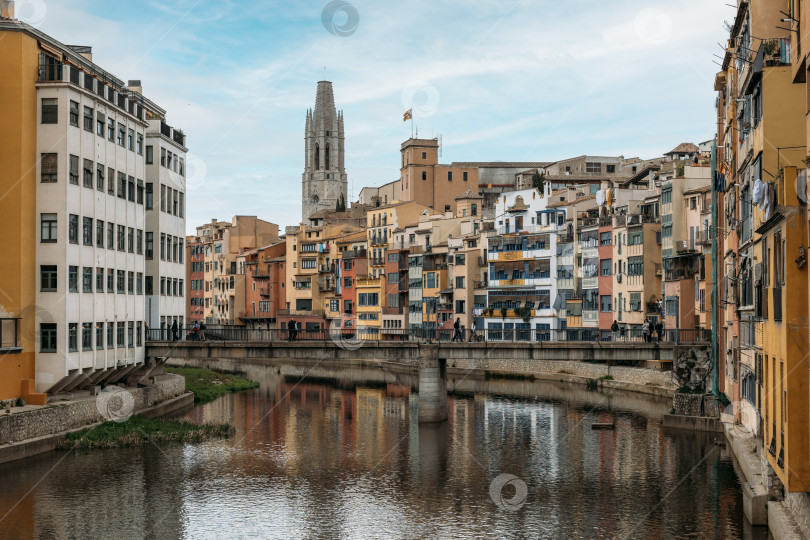 Скачать Красочный старый город на реке Оньяр в Жироне и вид на кафедральный собор в пасмурный день, Каталония, Испания фотосток Ozero