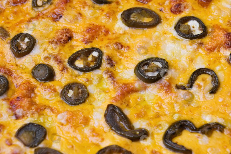 Скачать Крупный план пиццы, посыпанной оливками и сыром.. Макросъемка вкусных продуктов. фотосток Ozero