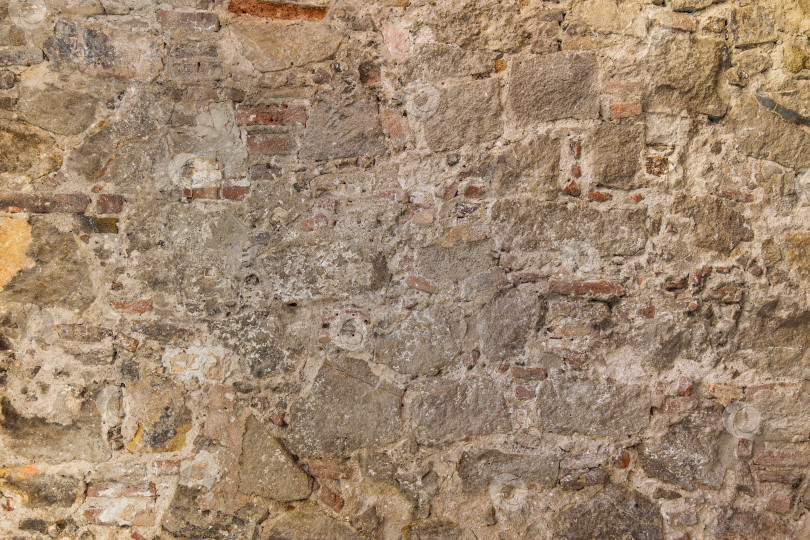 Скачать Фрагмент старой каменной стены. Разноцветные крупные булыжники. Фон с текстурой каменной стены старого средневекового замка. фотосток Ozero
