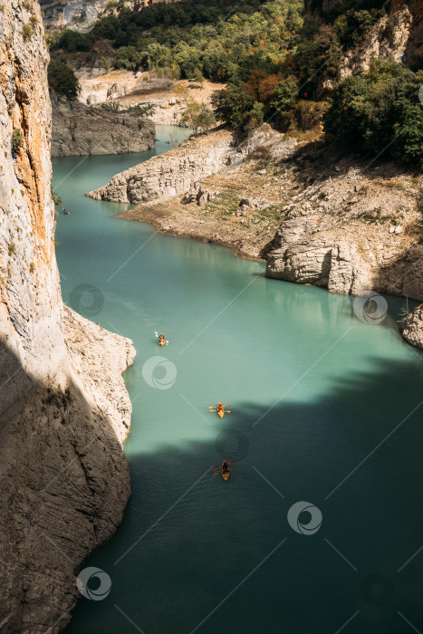 Скачать Вид с высоты птичьего полета на ущелье Конгост-де-Мон-Ребей и каякеров в Каталонии, Испания фотосток Ozero