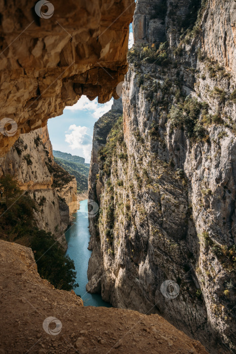 Скачать Тропинка, вырубленная в скале, позволяет пересечь ущелье Конгост-де-Мон-Ребей. Знаменитая пешеходная тропа в Испании. фотосток Ozero