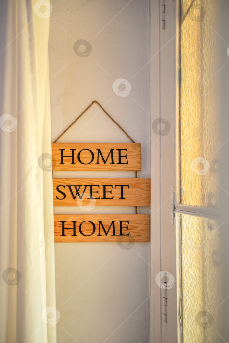Скачать Надпись "Дом, милый дом" на деревянной табличке с названием у входа в дом. Концепция украшения дома. фотосток Ozero
