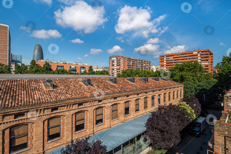 Скачать Вид на район Побленоу, старый промышленный район, преобразованный в новый современный район в Барселоне, Испания фотосток Ozero