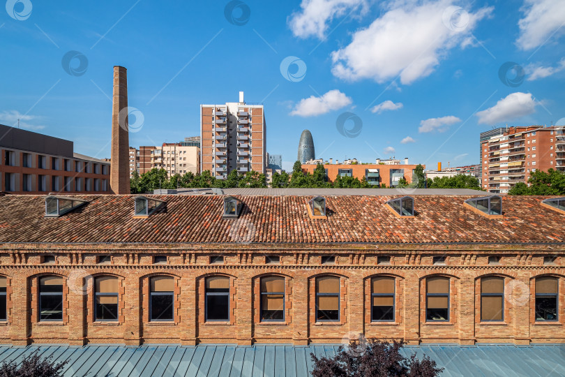 Скачать Вид на район Побленоу, старый промышленный район, преобразованный в новый современный район в Барселоне, Испания фотосток Ozero