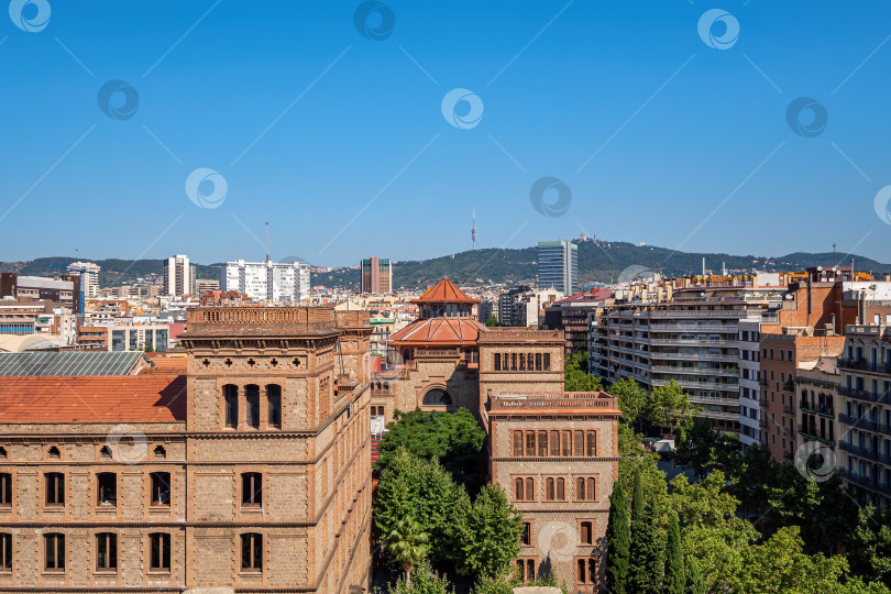 Скачать Вид на город со старыми историческими и современными зданиями в центре Барселоны в солнечный день. фотосток Ozero