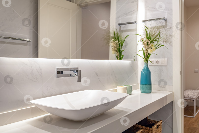 Скачать Дизайн интерьера роскошной ванной комнаты и цветы в голубой вазе. фотосток Ozero