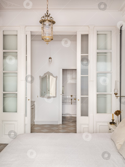 Скачать Интерьер роскошной квартиры, удобная спальня и вид из ванной комнаты. фотосток Ozero