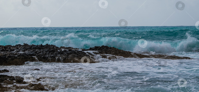 Скачать Средиземное море во время шторма на Кипре фотосток Ozero