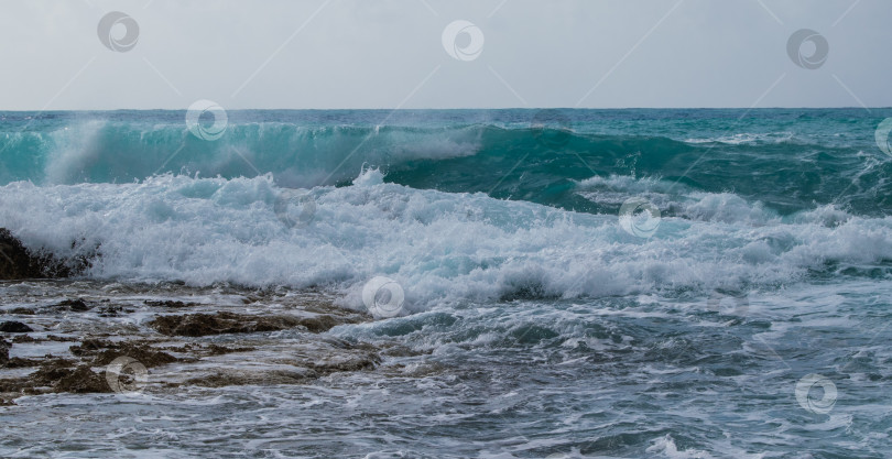 Скачать Средиземное море во время шторма на Кипре фотосток Ozero