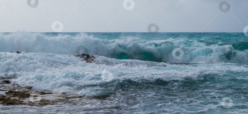 Скачать Средиземное море во время шторма на Кипре фотосток Ozero